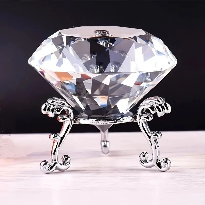 Funkelnder Kristalldiamant mit Ständer