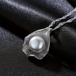 Elegante Wellenkette mit Kunstperle auf Blüte